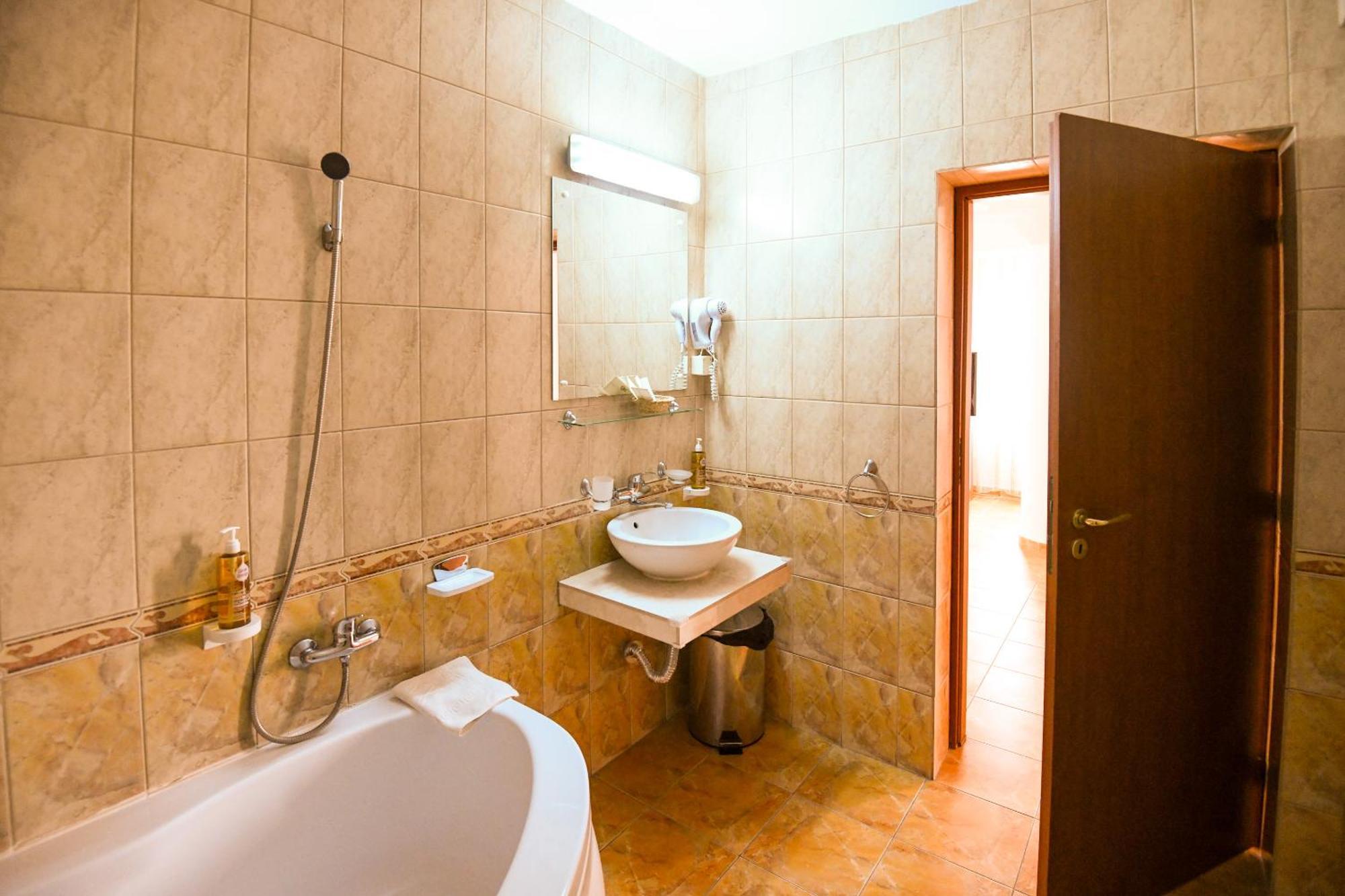 Complex Modern All Inclusive Mamaia Exterior photo
